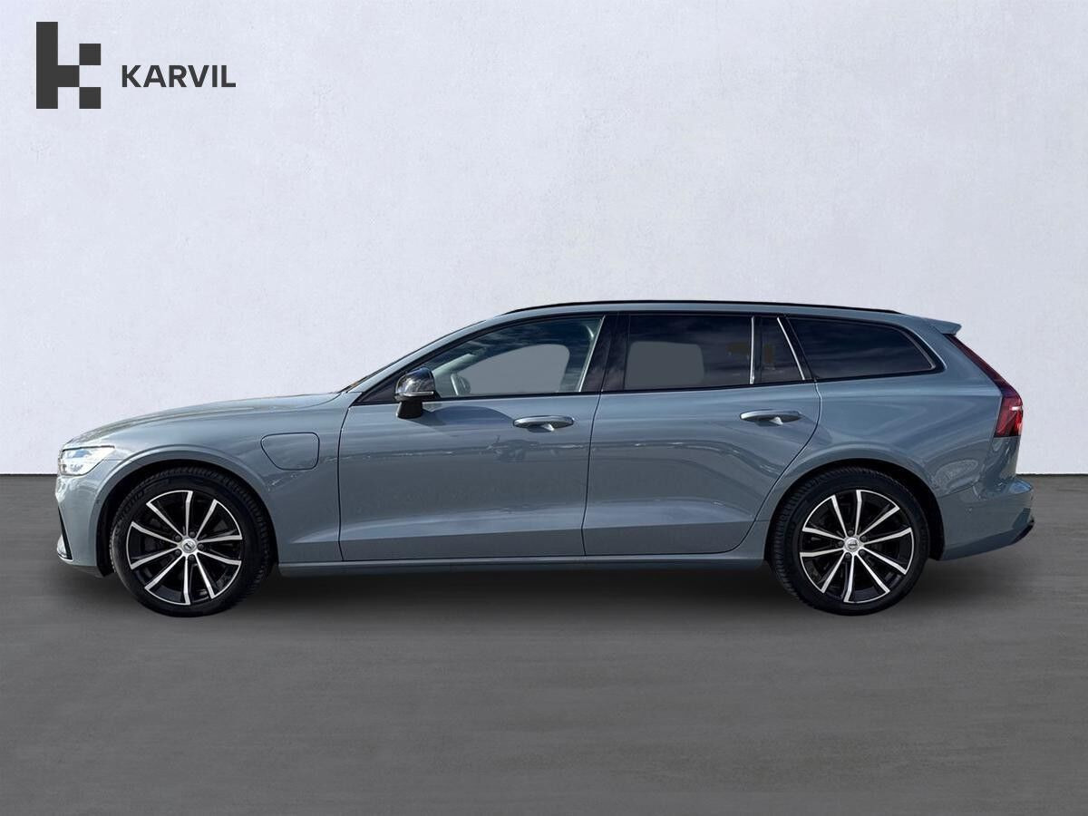 Grå Volvo V60 fra 2023