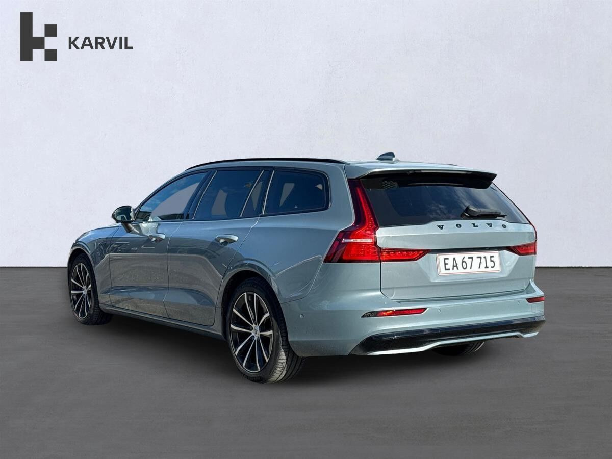 Grå Volvo V60 fra 2023