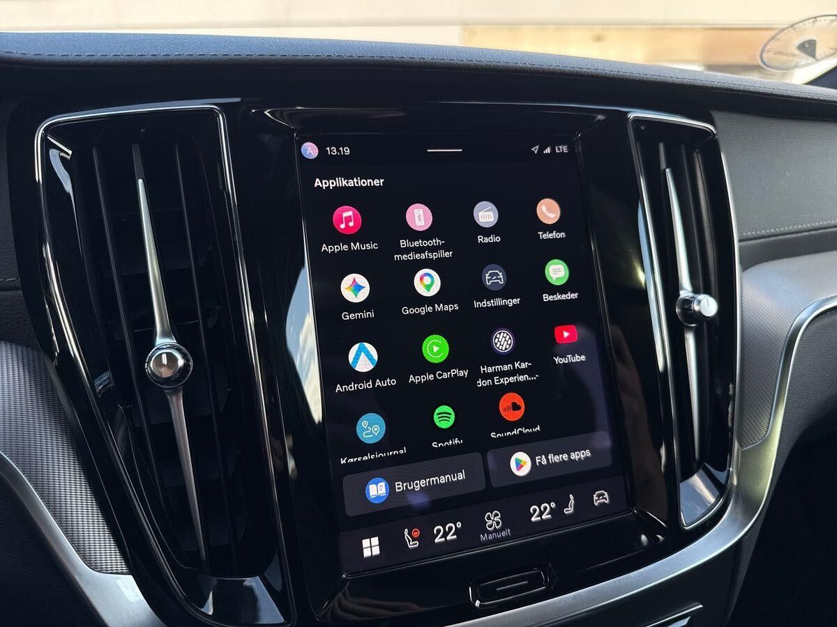 Grå Volvo V60 fra 2023