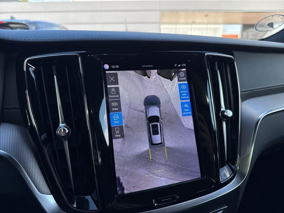 Grå Volvo V60 fra 2023