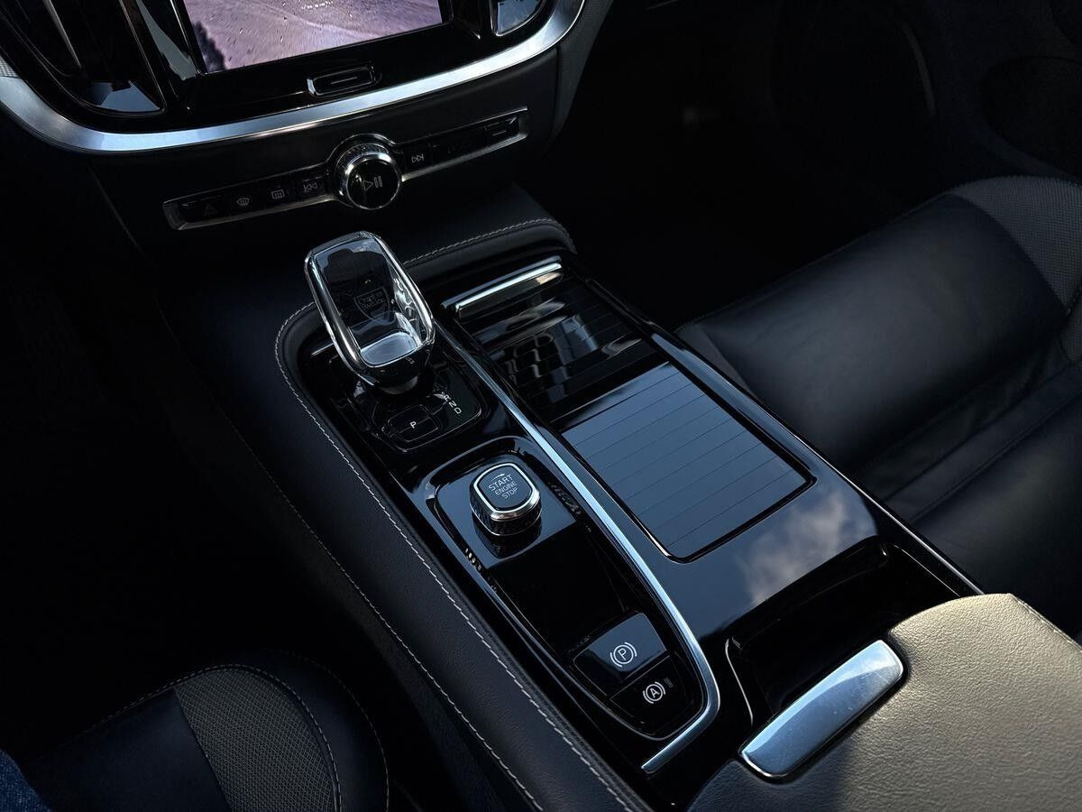 Grå Volvo V60 fra 2023