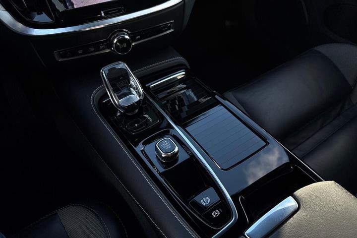 Grå Volvo V60 fra 2023