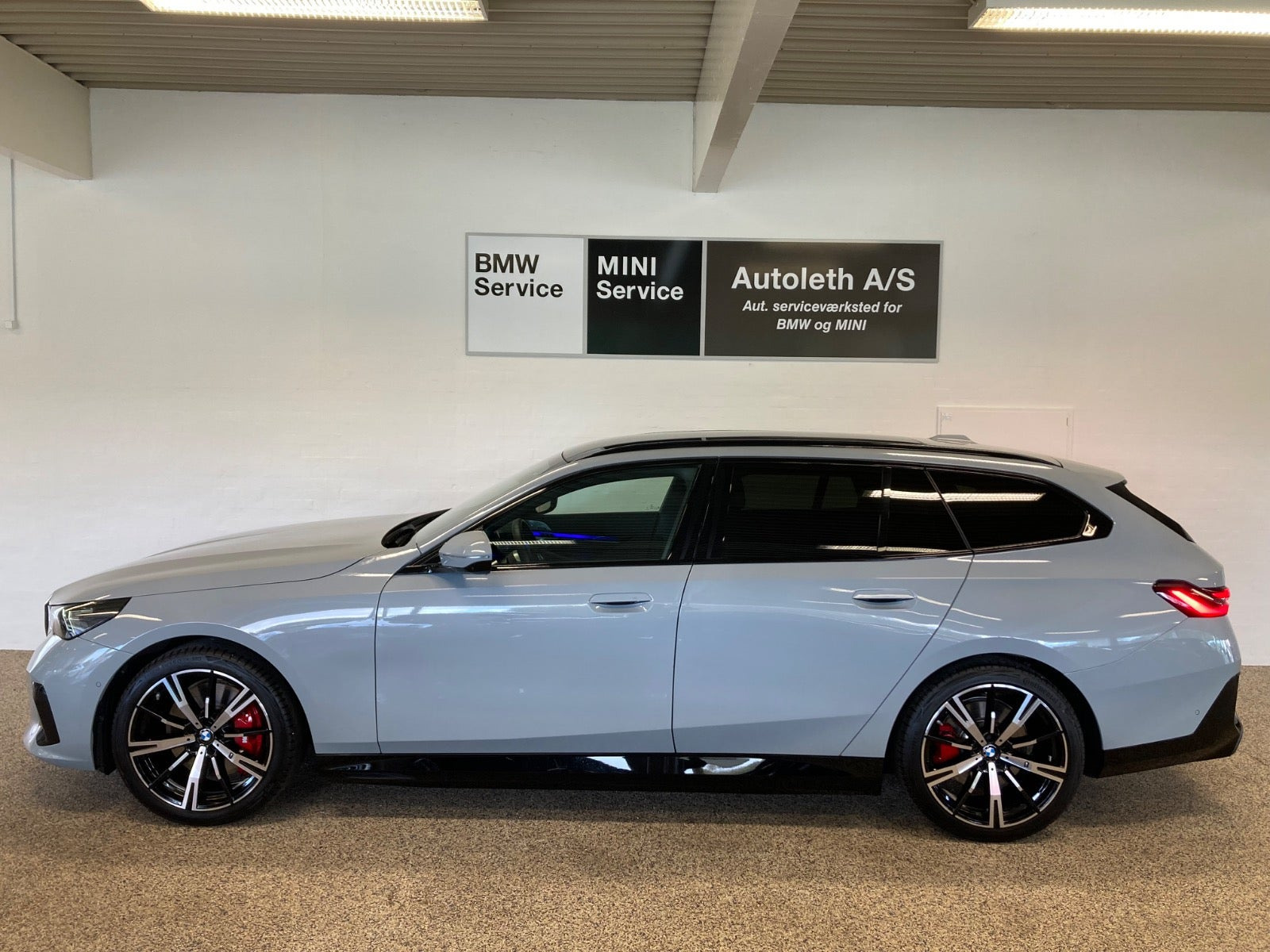Grå BMW i5 fra 2026