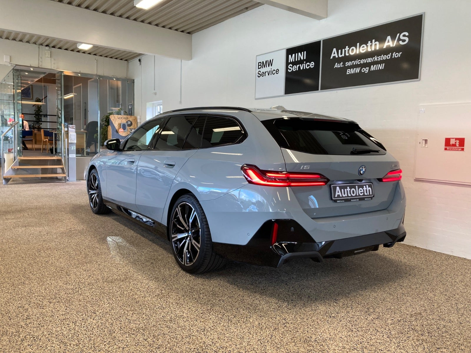 Grå BMW i5 fra 2026