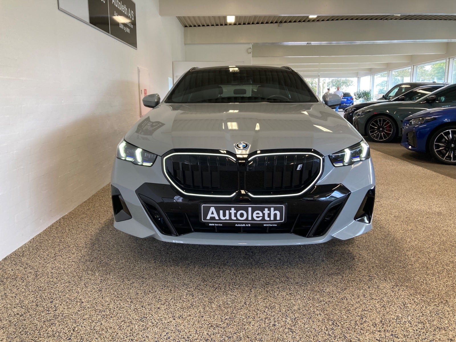Grå BMW i5 fra 2026