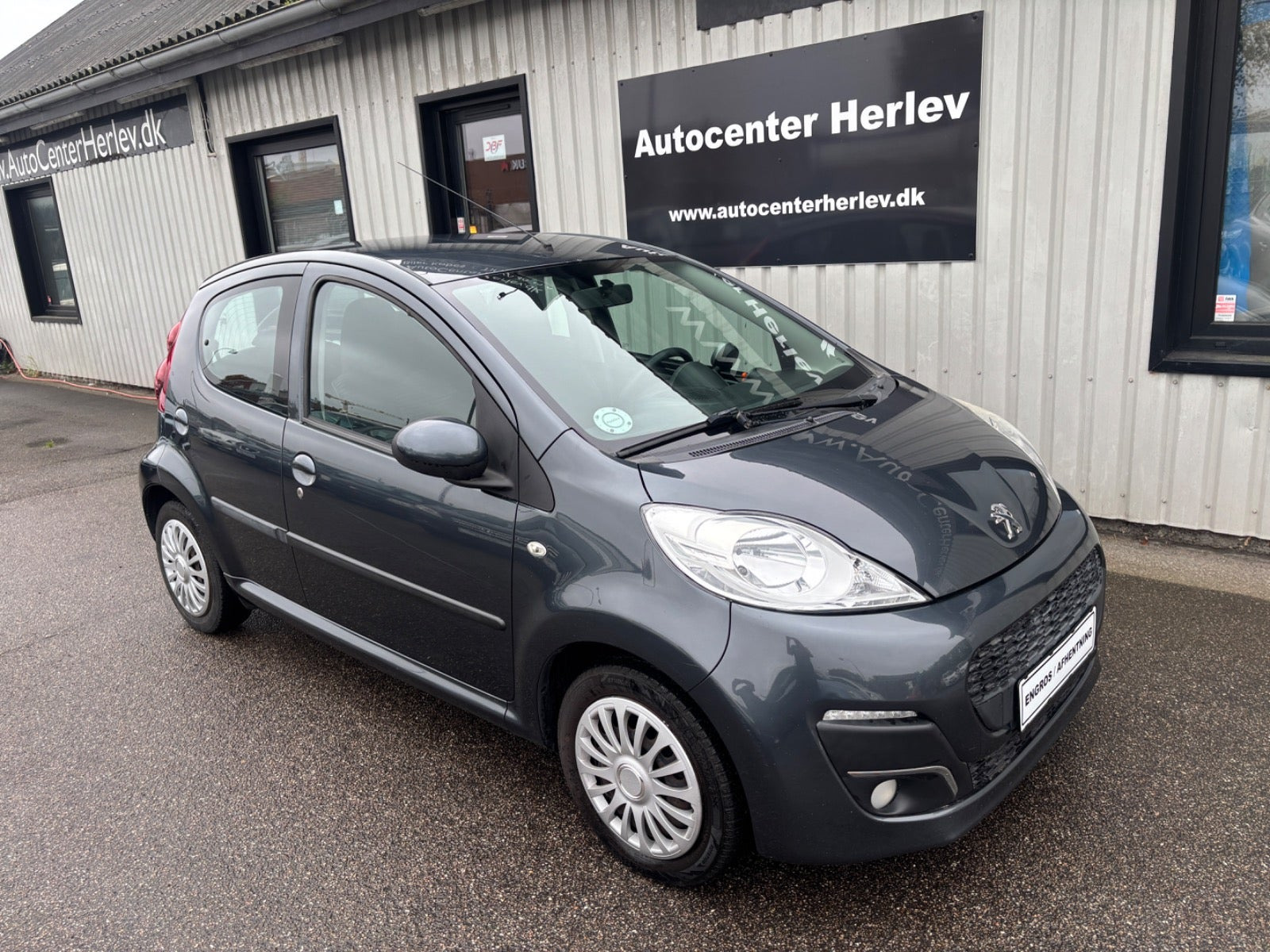 Grå Peugeot 107 fra 2012