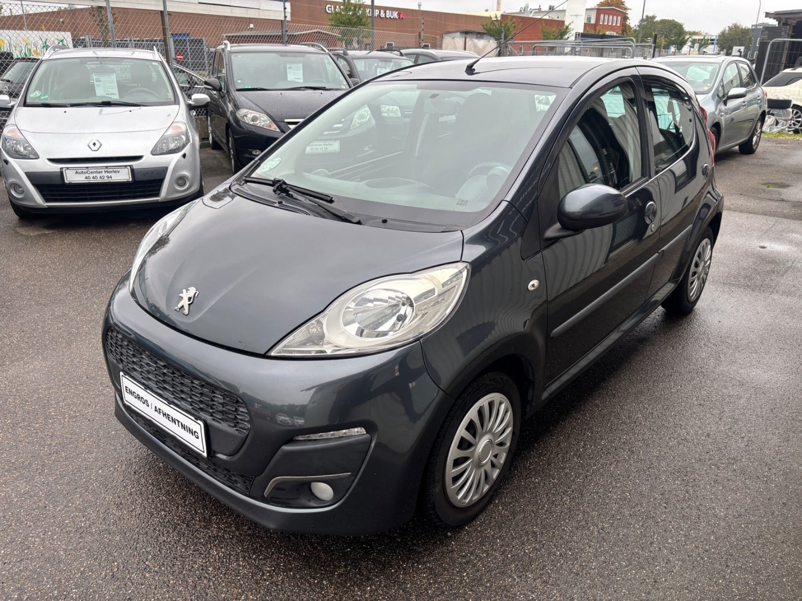 Grå Peugeot 107 fra 2012