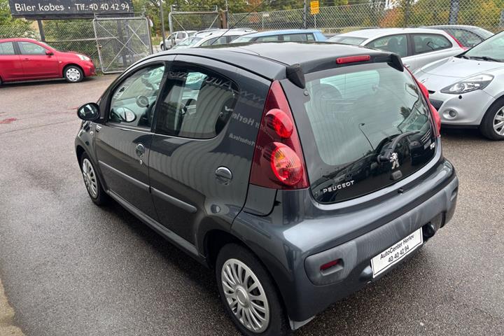 Grå Peugeot 107 fra 2012