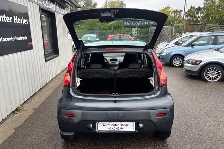 Grå Peugeot 107 fra 2012