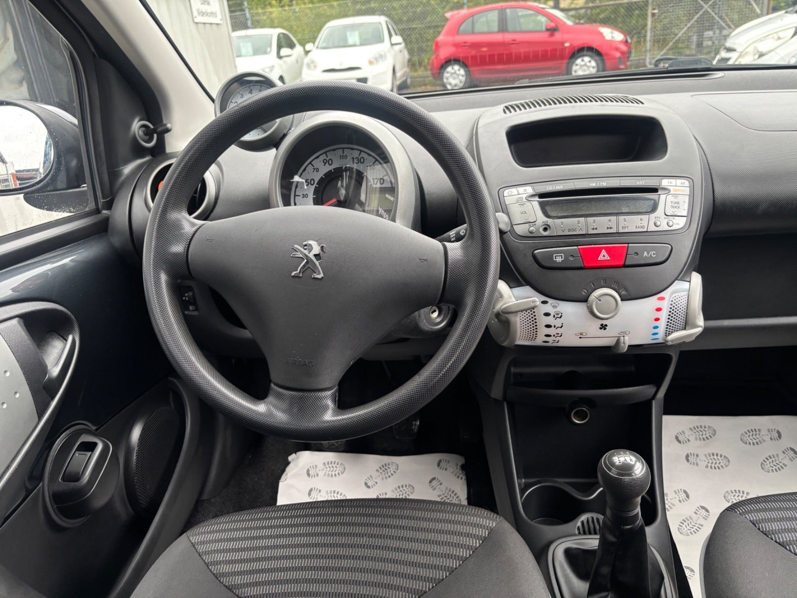 Grå Peugeot 107 fra 2012