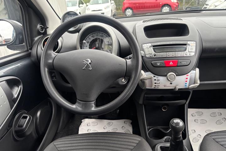 Grå Peugeot 107 fra 2012