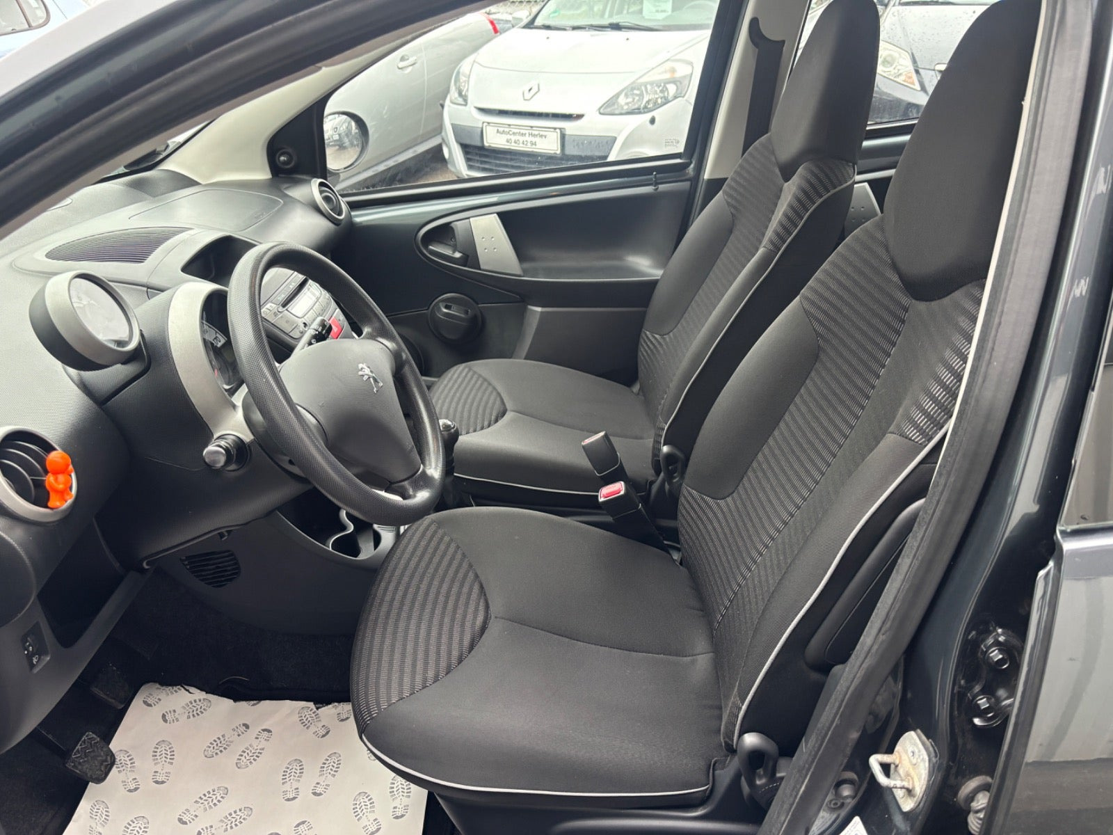 Grå Peugeot 107 fra 2012