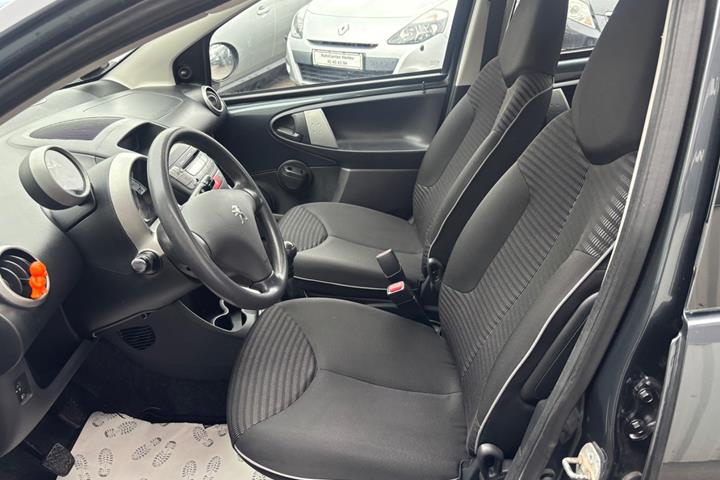 Grå Peugeot 107 fra 2012