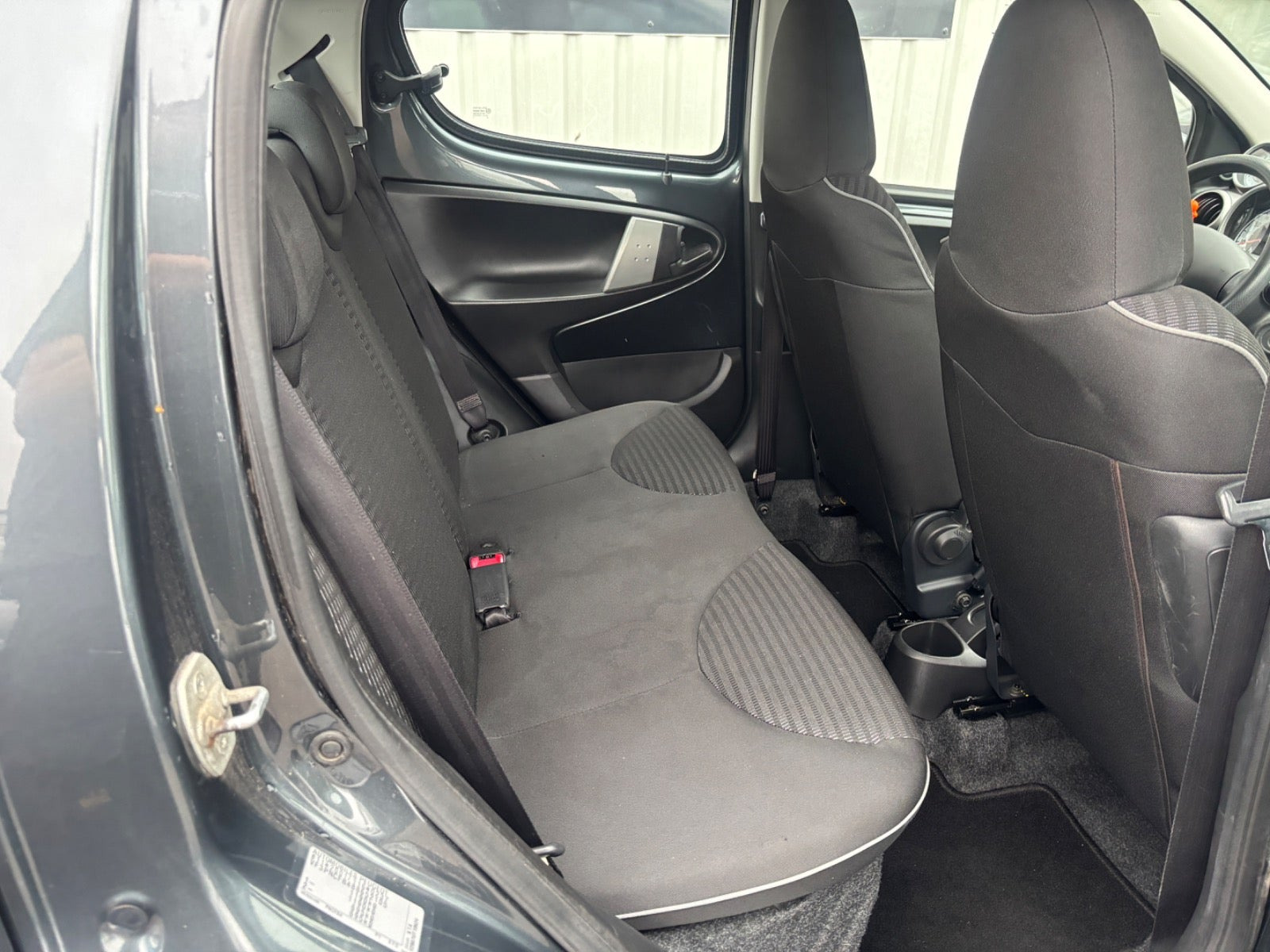 Grå Peugeot 107 fra 2012