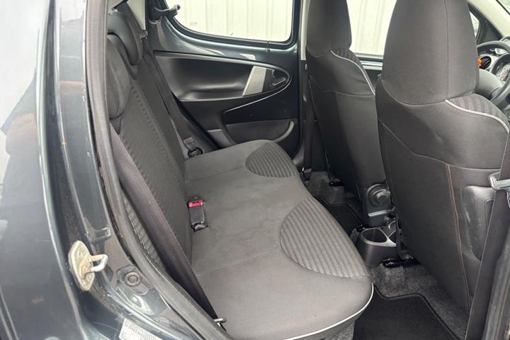 Grå Peugeot 107 fra 2012