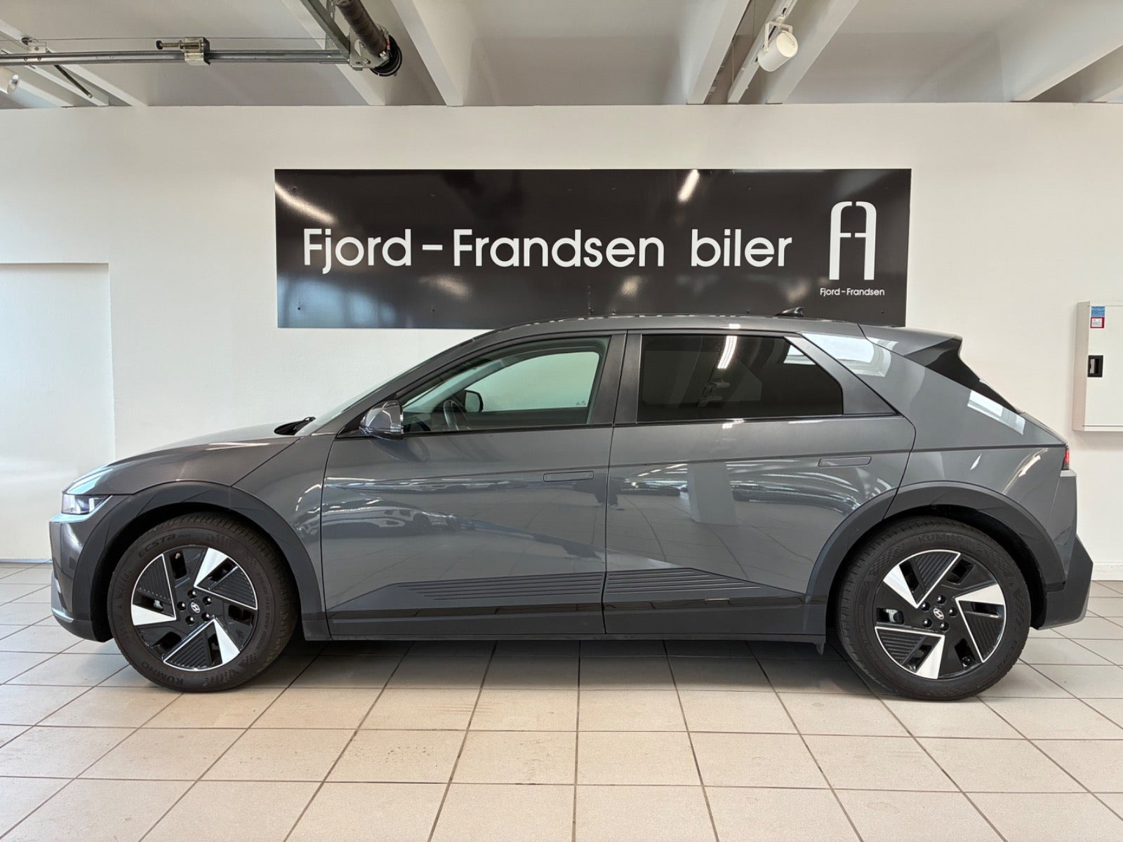 Grå Hyundai Ioniq 5 fra 2025