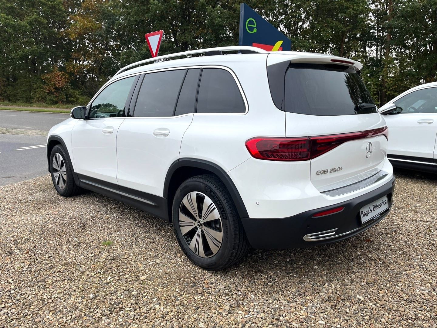 Hvid Mercedes EQB250+ fra 2025