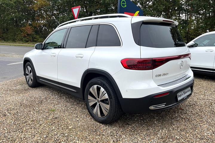 Hvid Mercedes EQB250+ fra 2025