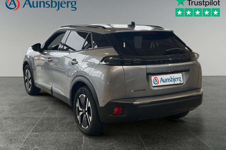 Grå Peugeot e-2008 fra 2025