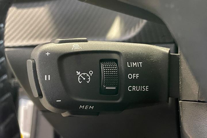 Grå Peugeot e-2008 fra 2025
