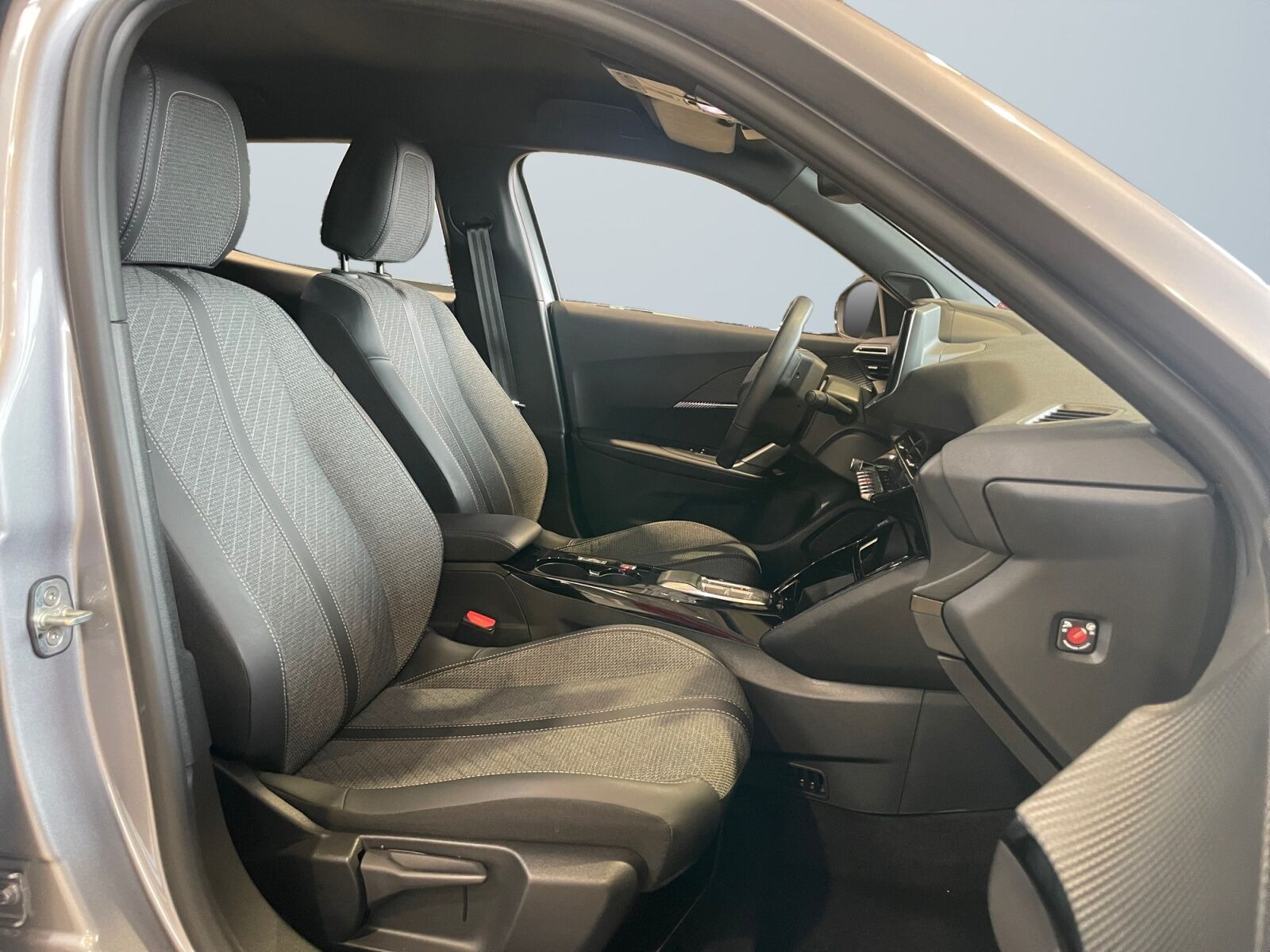 Grå Peugeot e-2008 fra 2025