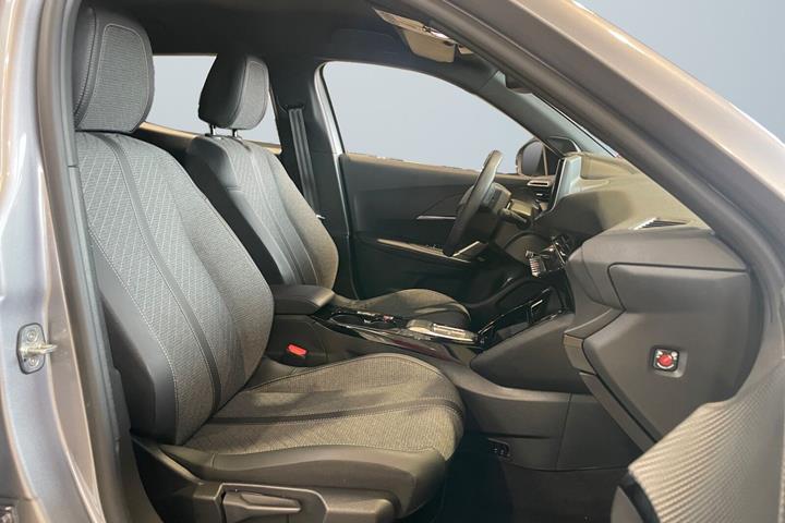 Grå Peugeot e-2008 fra 2025