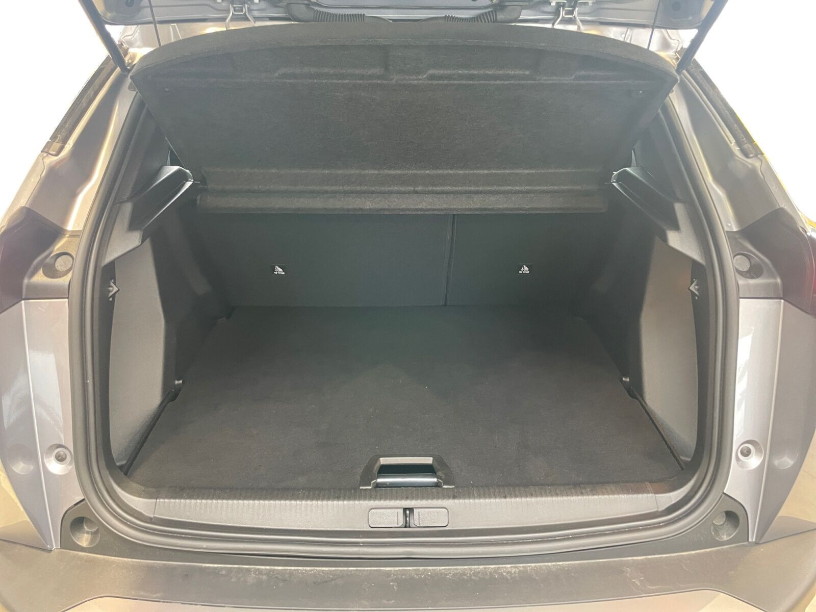 Grå Peugeot e-2008 fra 2025