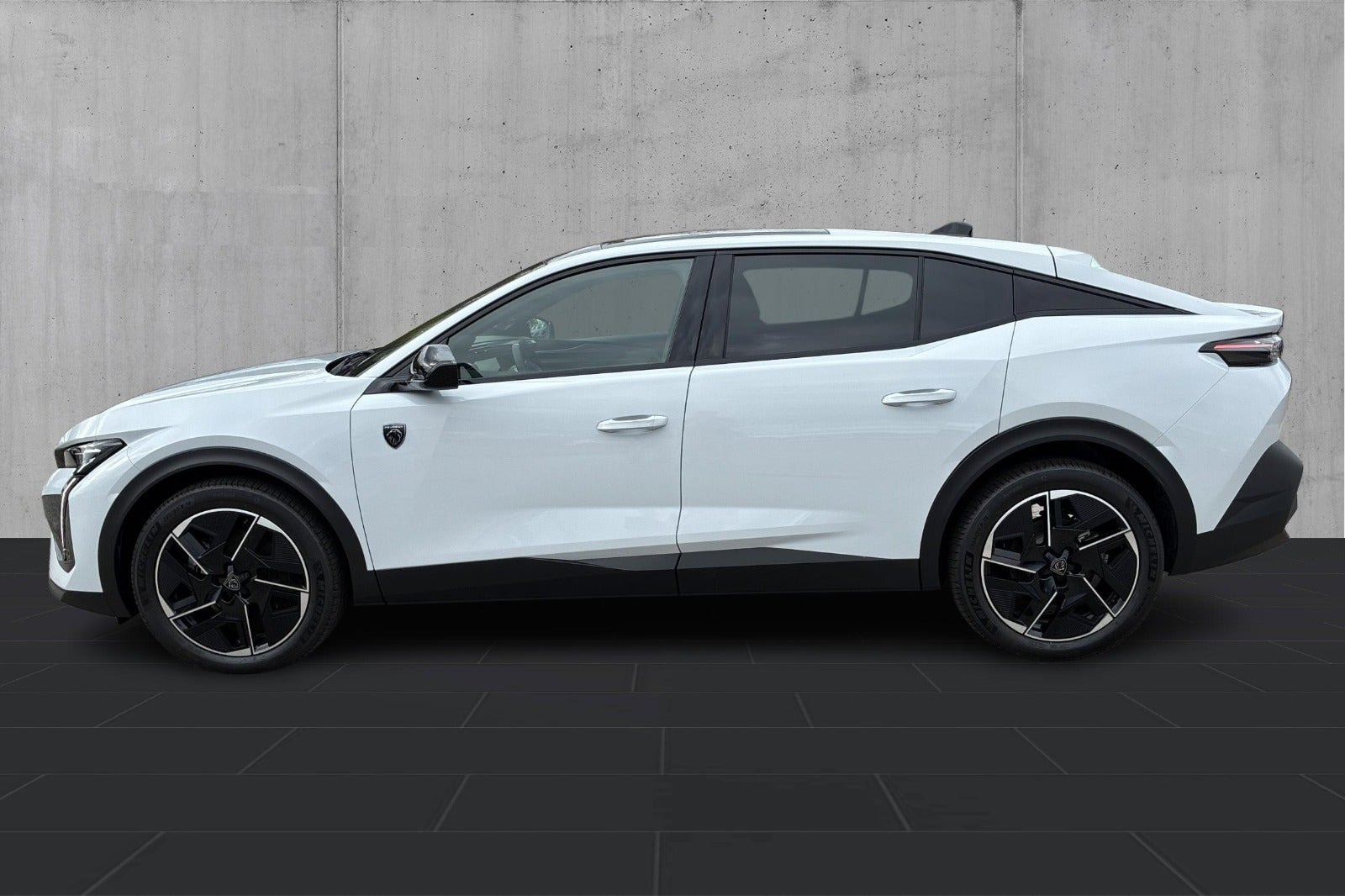 Grå Peugeot e-408 fra 2026