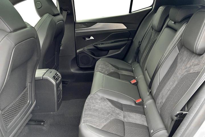Grå Peugeot e-408 fra 2026