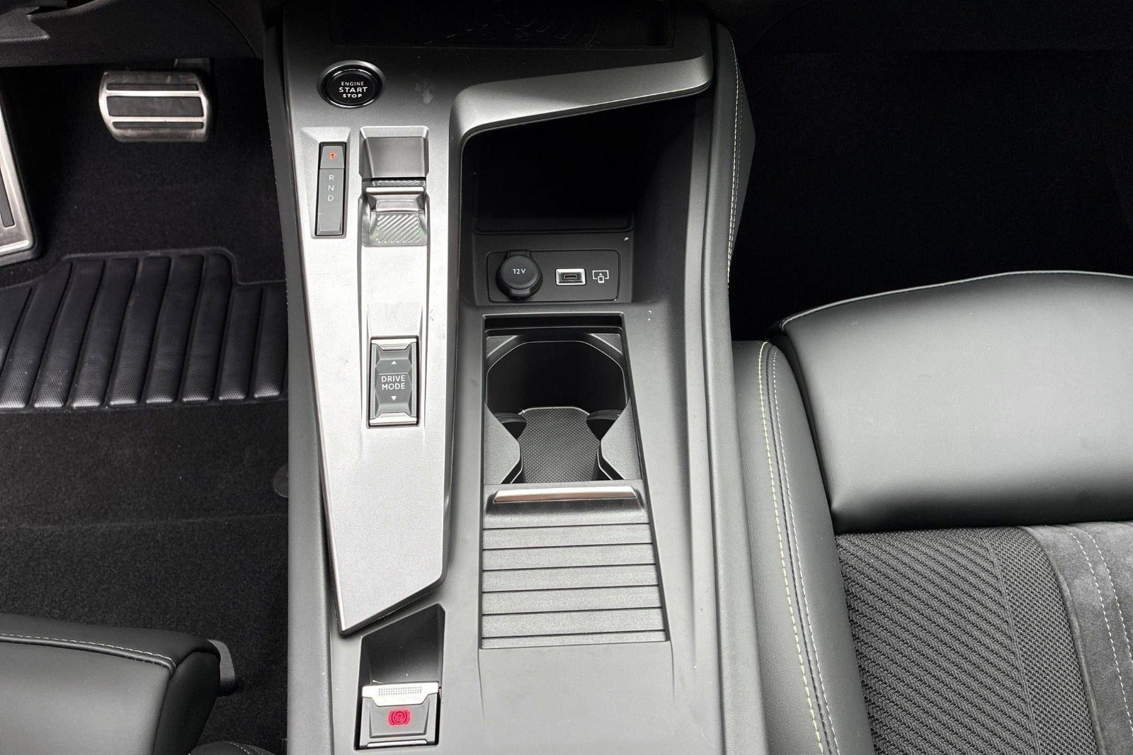 Grå Peugeot e-408 fra 2026