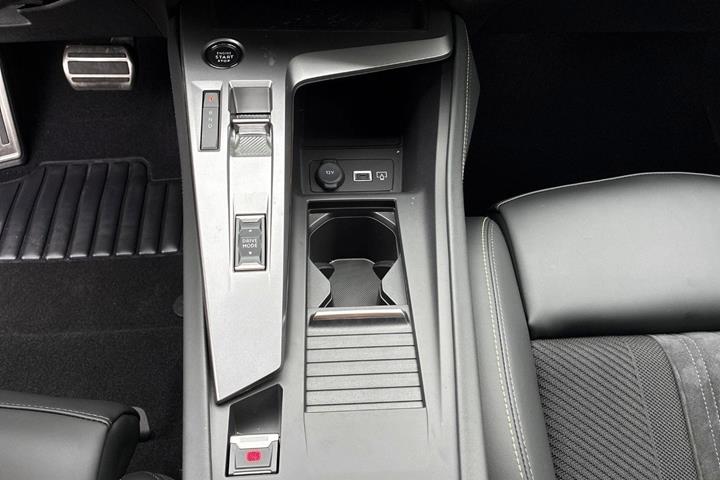 Grå Peugeot e-408 fra 2026