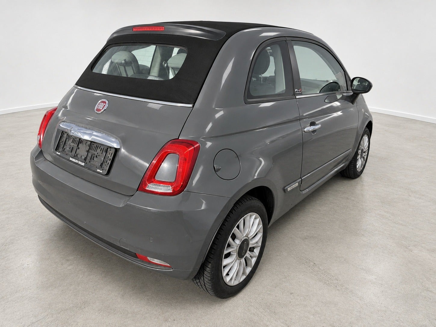 Grå Fiat 500C fra 2015