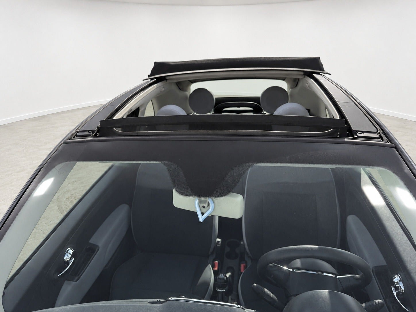 Grå Fiat 500C fra 2015
