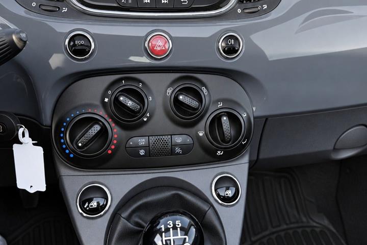Grå Fiat 500C fra 2015