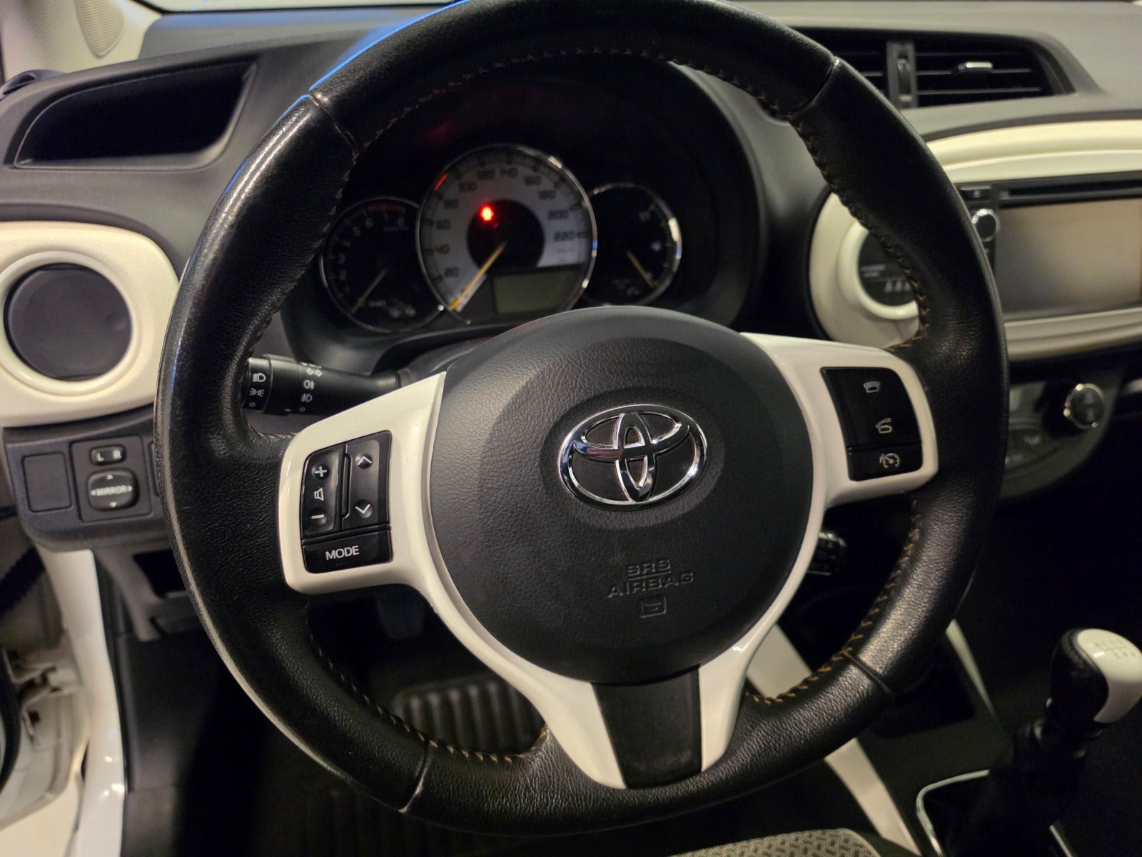 Hvid Toyota Yaris fra 2011