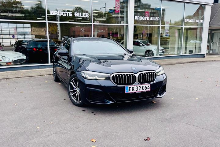 Blå BMW 530e fra 2021