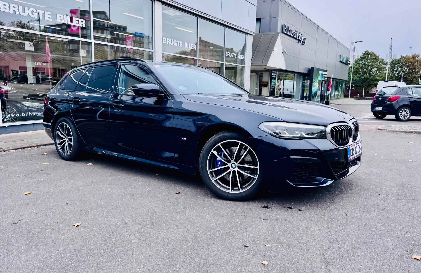 Blå BMW 530e fra 2021