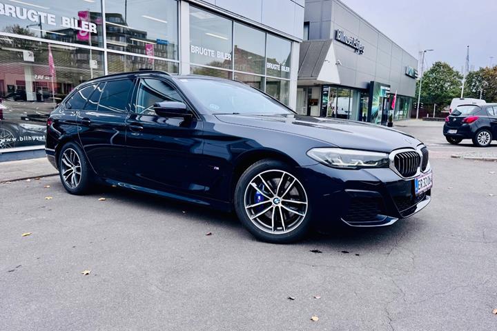 Blå BMW 530e fra 2021