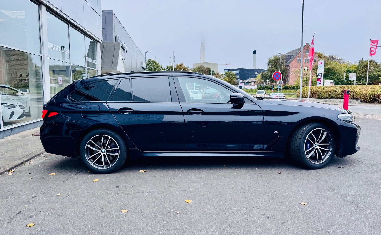 Blå BMW 530e fra 2021