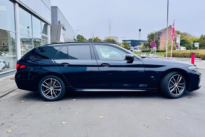 Blå BMW 530e fra 2021
