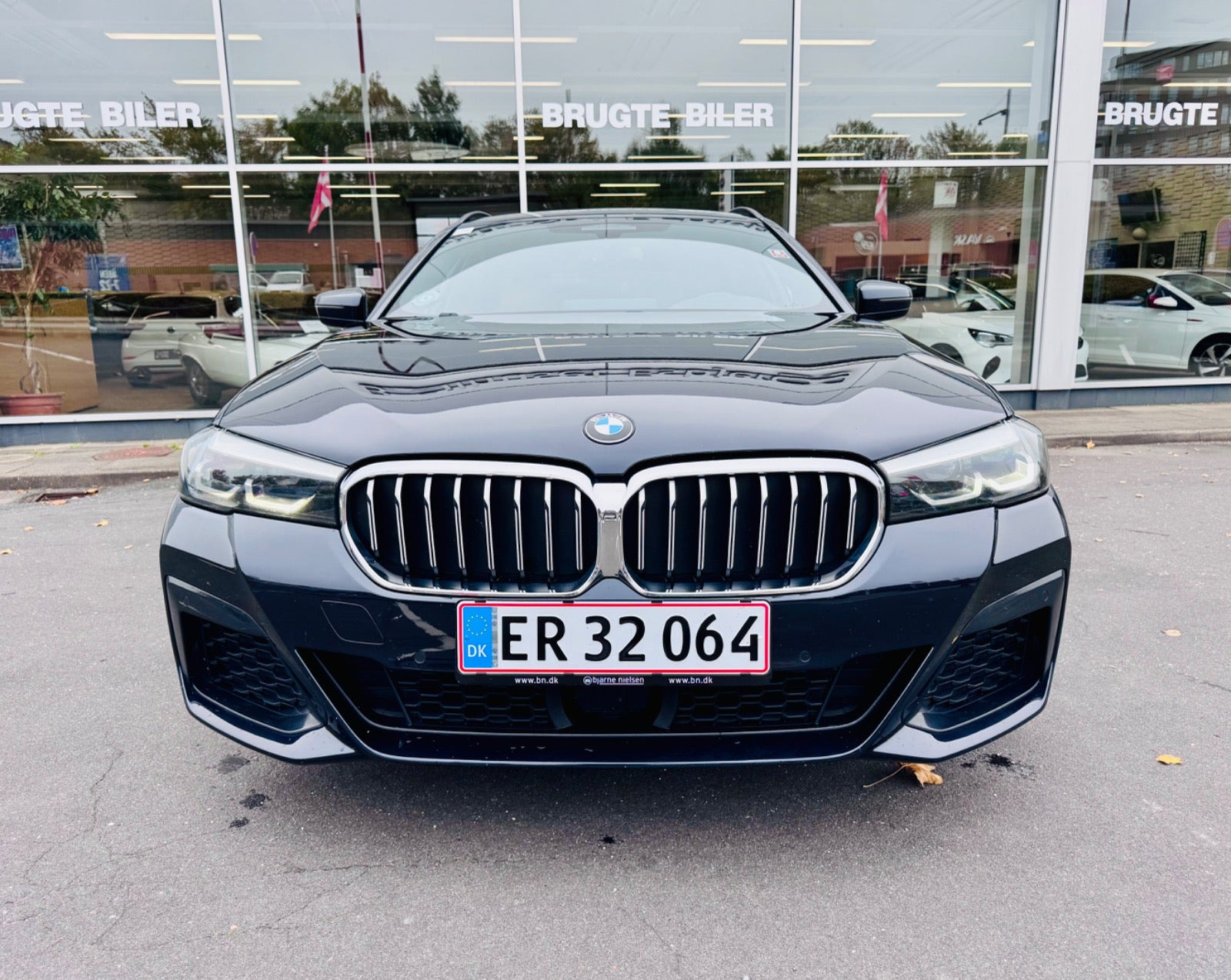 Blå BMW 530e fra 2021