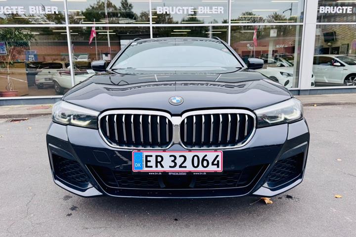 Blå BMW 530e fra 2021