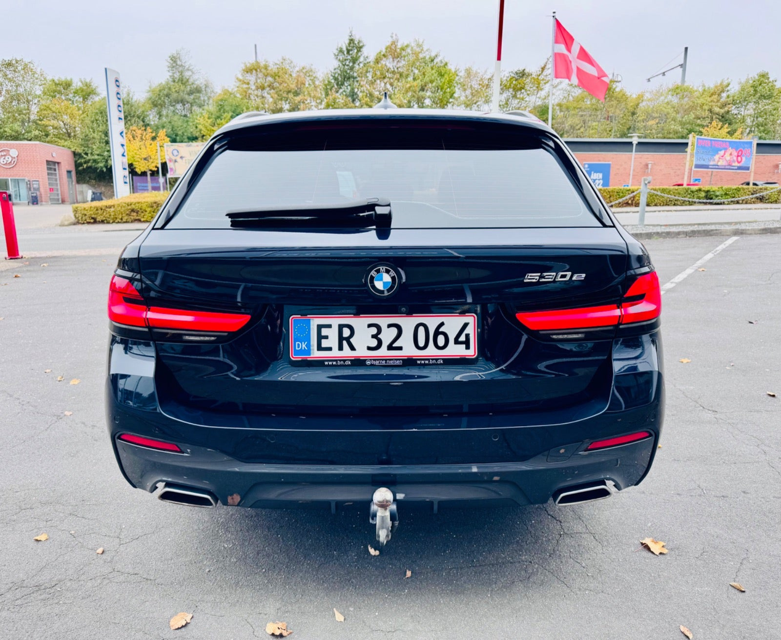 Blå BMW 530e fra 2021