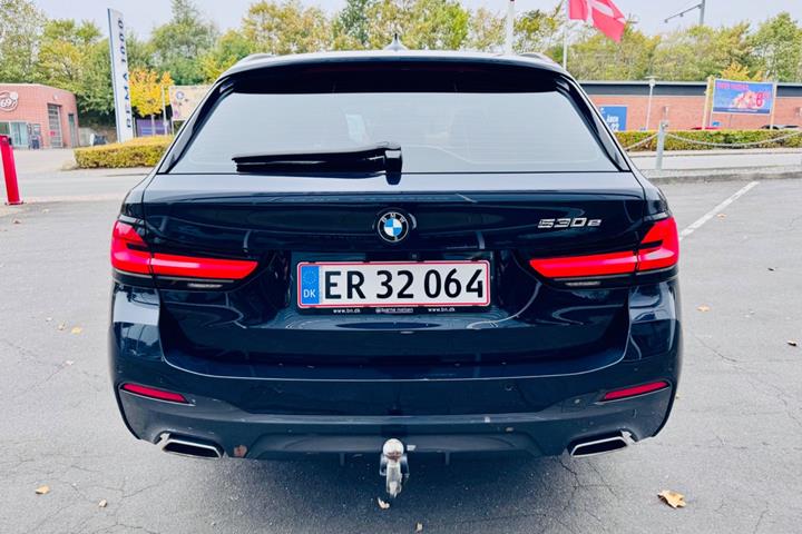 Blå BMW 530e fra 2021