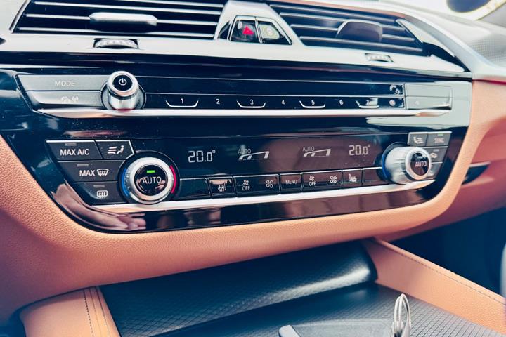 Blå BMW 530e fra 2021