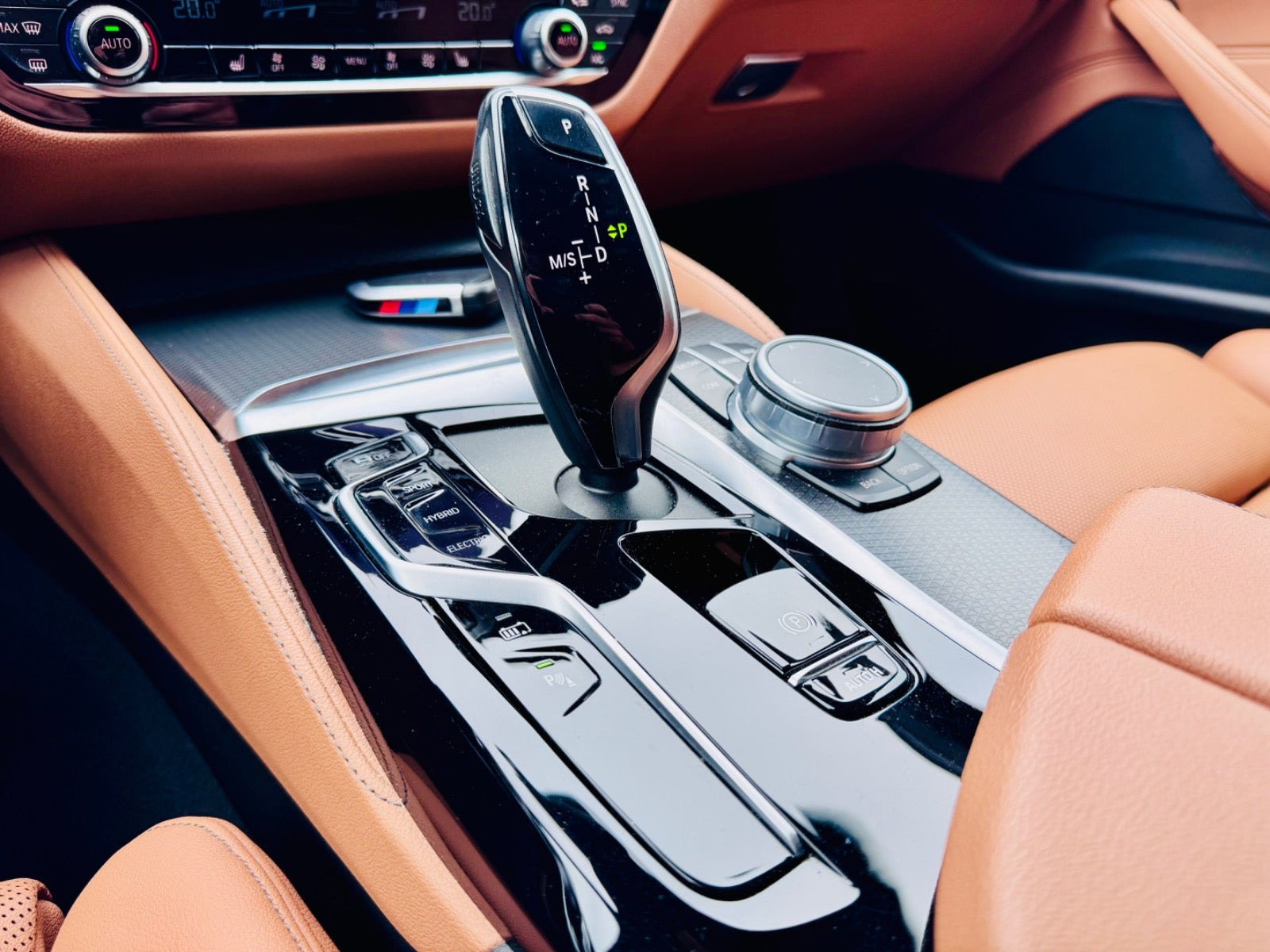 Blå BMW 530e fra 2021