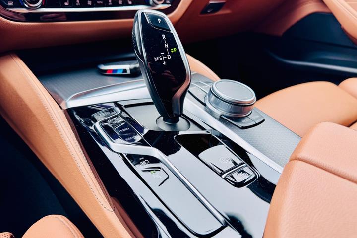 Blå BMW 530e fra 2021