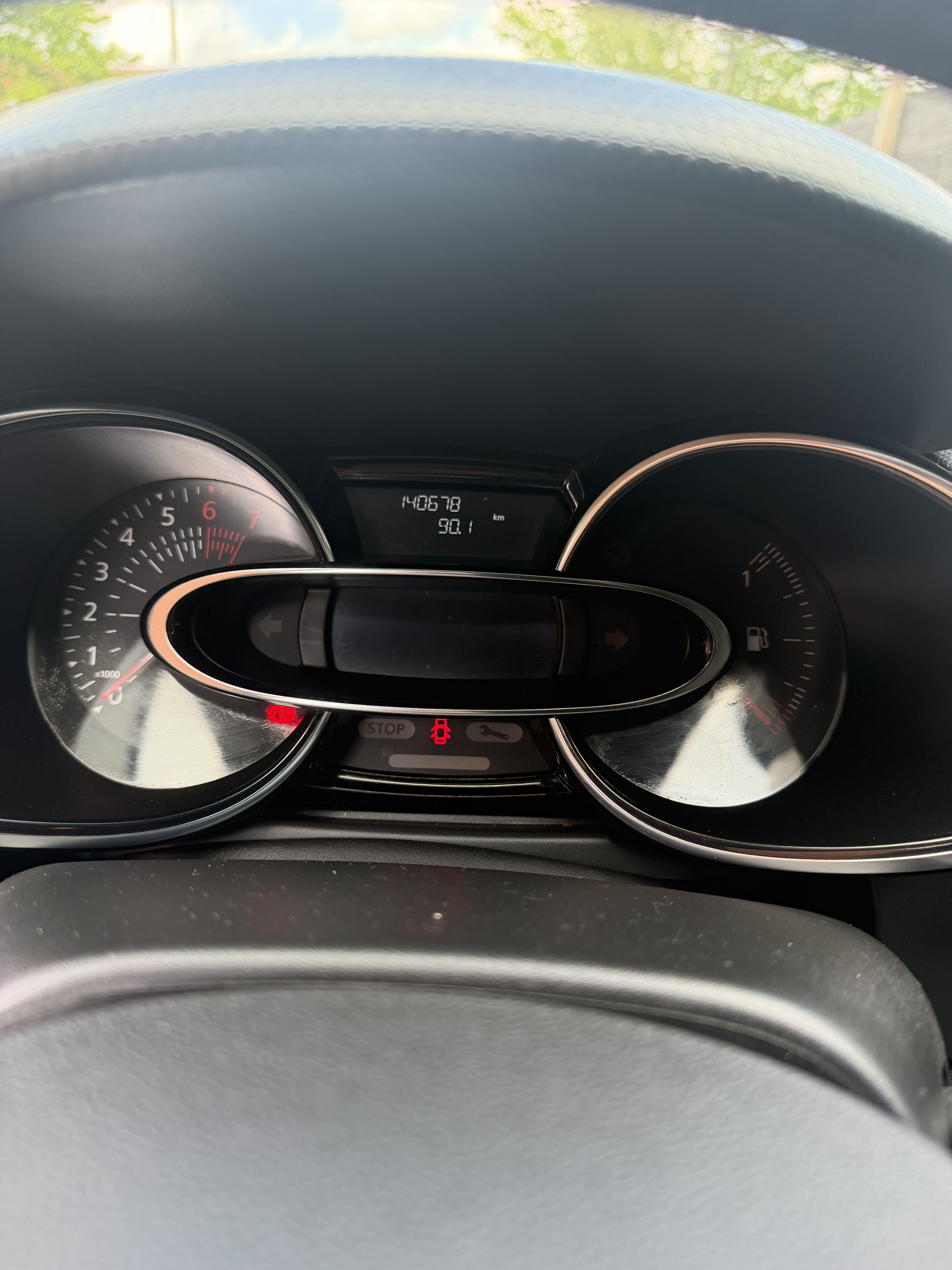 Grå Renault Clio IV fra 2019