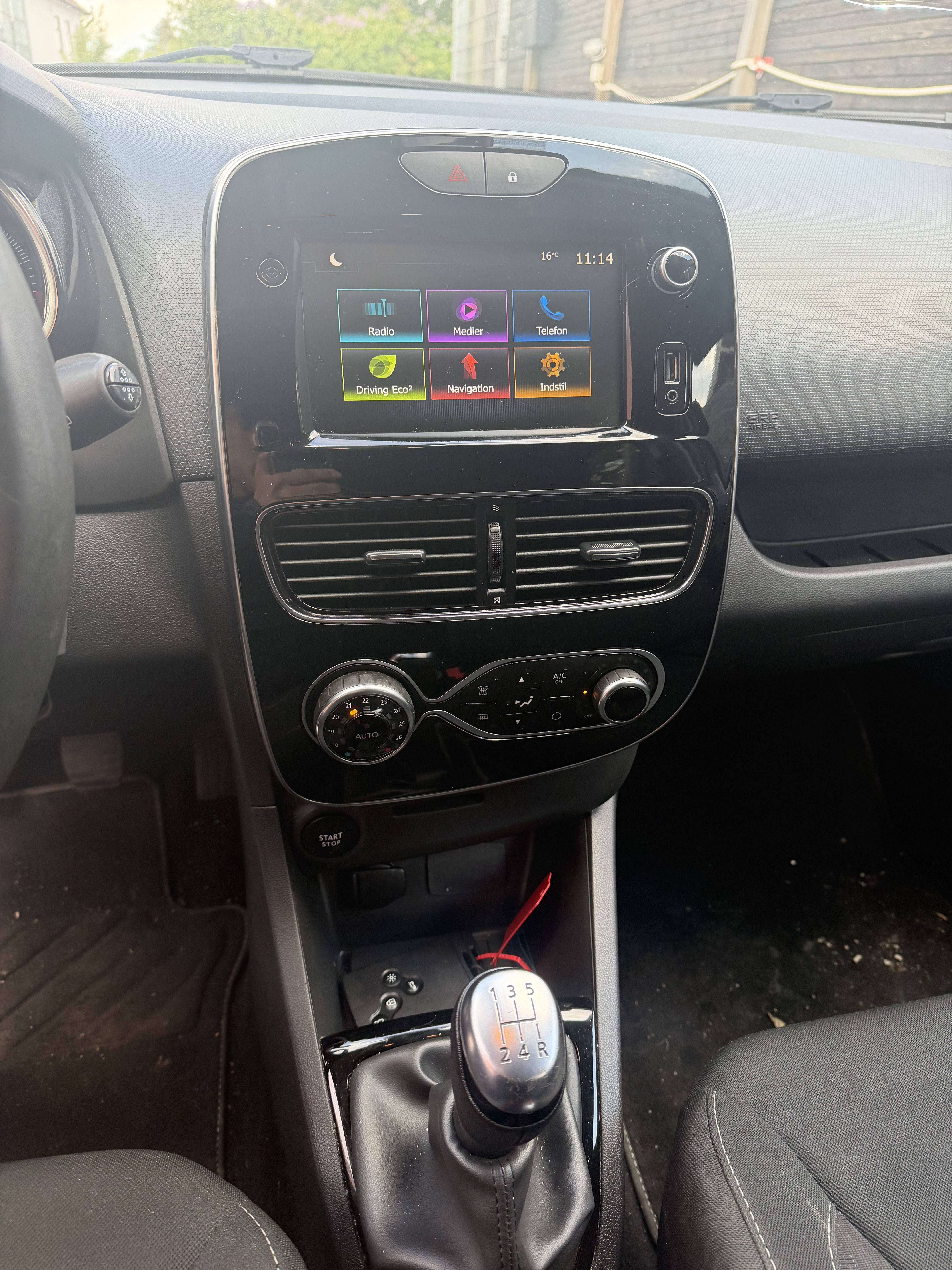 Grå Renault Clio IV fra 2019