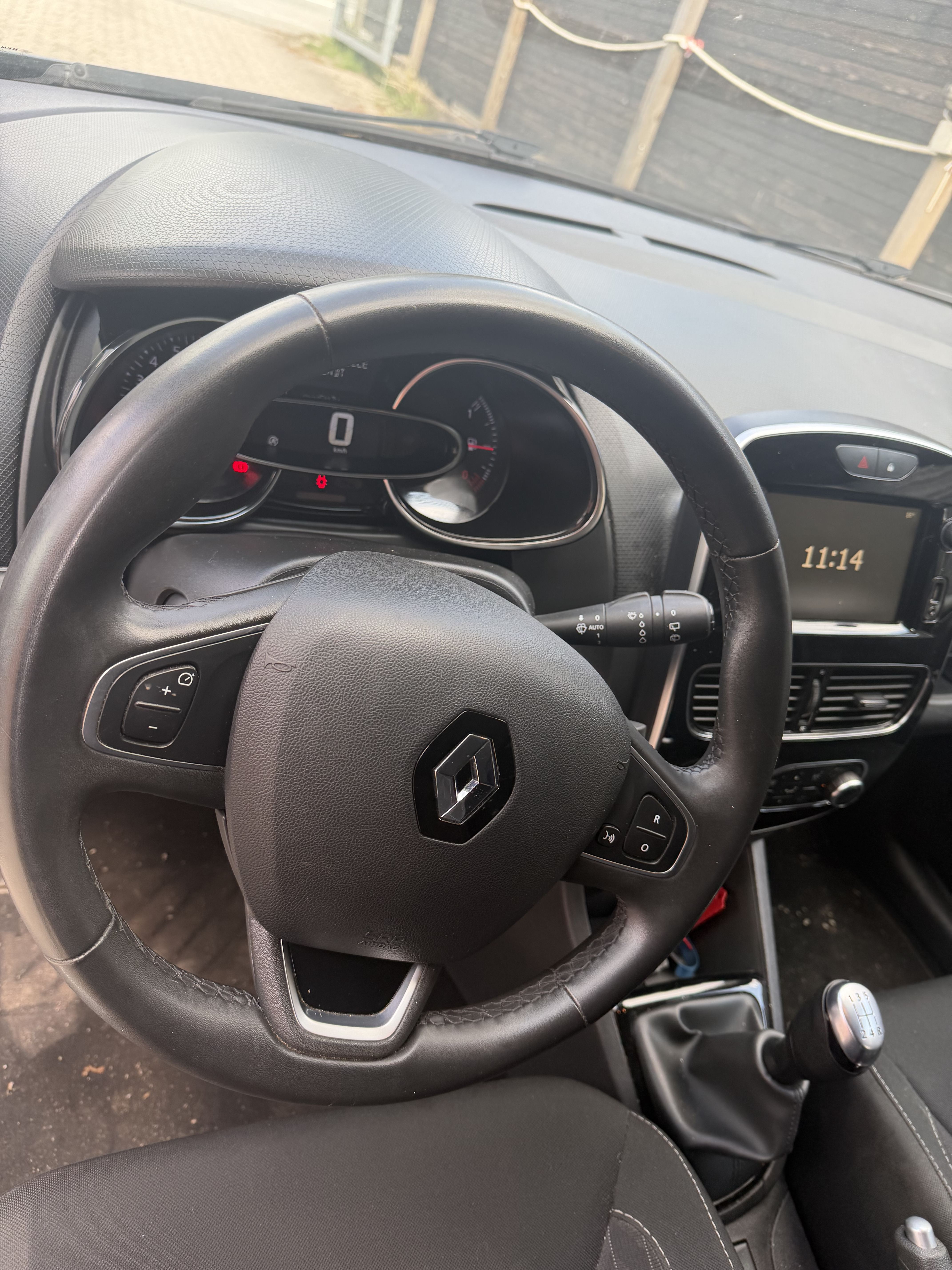 Grå Renault Clio IV fra 2019